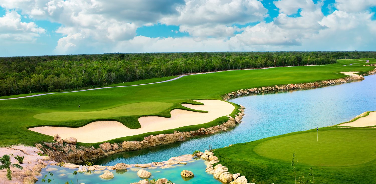 Campo de golf el jaguar dentro de desarrollo inmobiliario, Yucatan Country Club. 